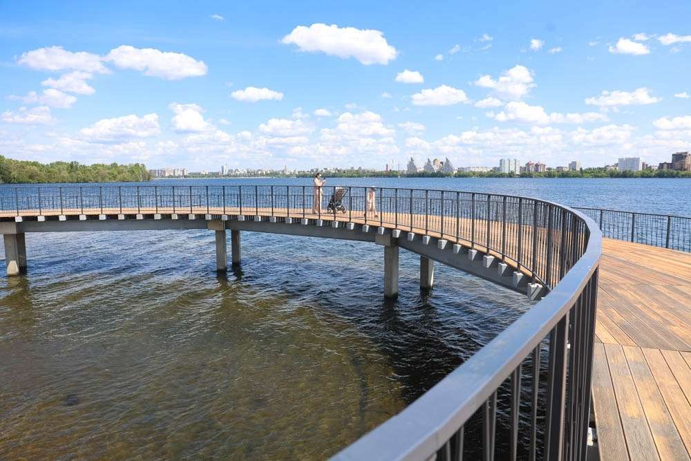Дорожки вместо моста: как экономия на воронежской Петровской набережной обернулась аварийными пирсами