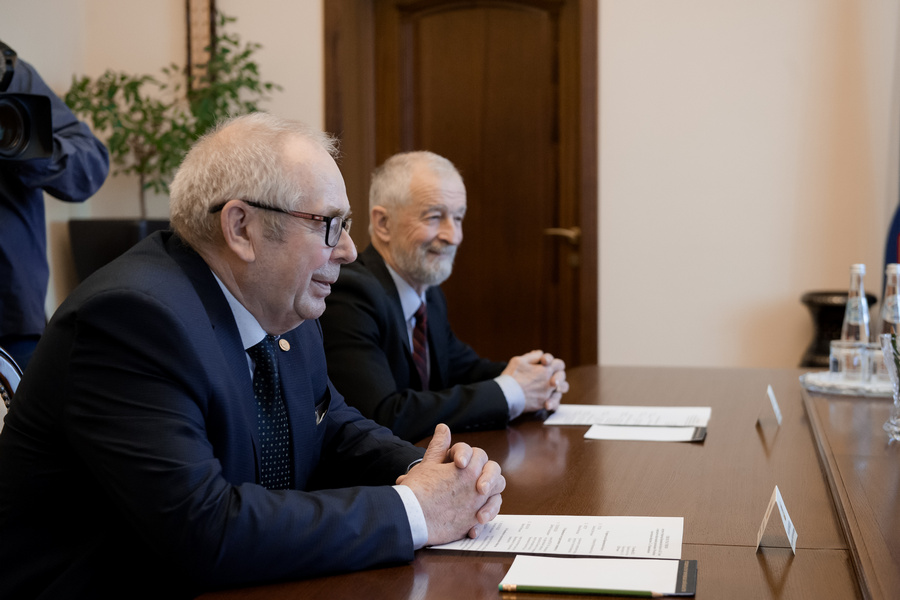 Александр Гусев апробировал создание геопарка и атласа полезных ископаемых региона
