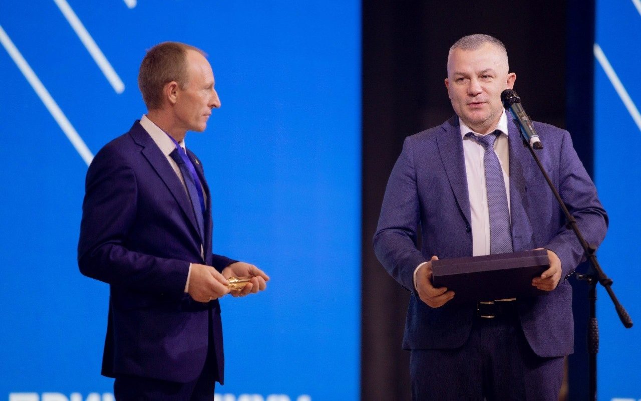 Роман Ещенко передает символический ключ директору образовательного центра Виктору Борисову