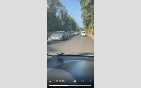 Глава Ямного поставил в громадную пробку весь поселок ради своего патрона? Глава Ямного поставил в громадную пробку весь поселок ради своего патрона?