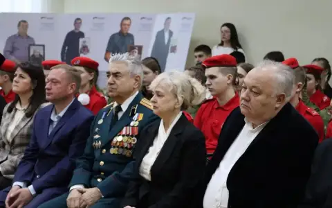 В Россоши открылась фотовыставка «Семья героя» В Россоши открылась фотовыставка «Семья героя»