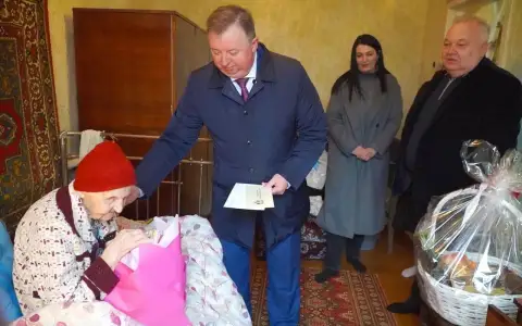 Депутат Валерий Ярошев поздравил жительницу Россошанского района со столетним юбилеем Депутат Валерий Ярошев поздравил жительницу Россошанского района со столетним юбилеем