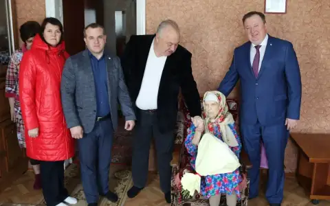 Депутат Валерий Ярошев поздравил 101‑летнюю жительницу Россоши Марию Виткалову Депутат Валерий Ярошев поздравил 101‑летнюю жительницу Россоши Марию Виткалову