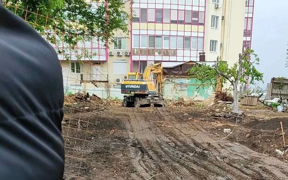 Неизвестному подрядчику официально разрешили вести незаконную стройку в центре Воронежа? Неизвестному подрядчику официально разрешили вести незаконную стройку в центре Воронежа?