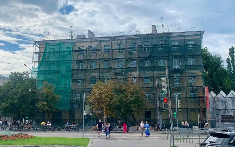 В Воронеже восстанавливают жилье после атак БПЛА: смонтированы первые окна, оценка ущерба продолжается