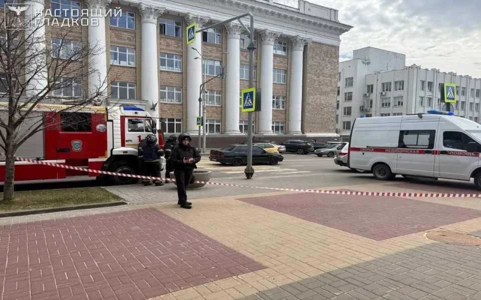 Дрон ВСУ ударил по зданию правительства Белгородской области, ранен чиновник Дрон ВСУ ударил по зданию правительства Белгородской области, ранен чиновник