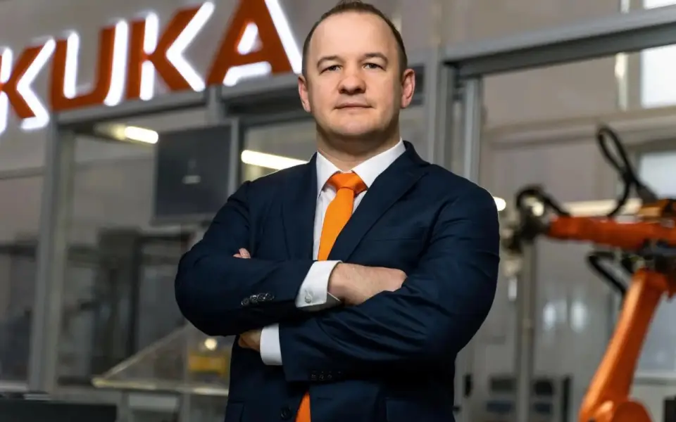 Гендиректор представительства KUKA в России Петр Смоленцев: «Жить только за счет дешевого ручного труда мы уже не можем» Гендиректор представительства KUKA в России Петр Смоленцев: «Жить только за счет дешевого ручного труда мы уже не можем»