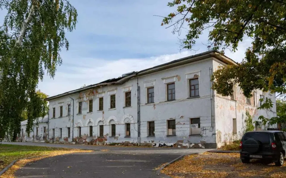Историческое здание техникума в Лебедяни за 31 млн рублей осталось без покупателей Историческое здание техникума в Лебедяни за 31 млн рублей осталось без покупателей