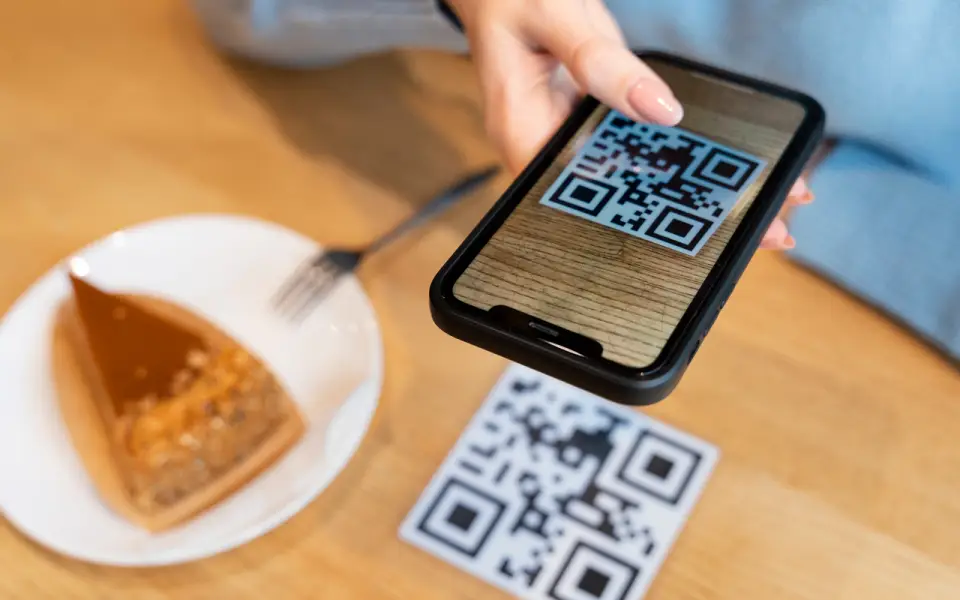 Объем операций по QR-кодам и биометрии достиг 1,7 трлн рублей